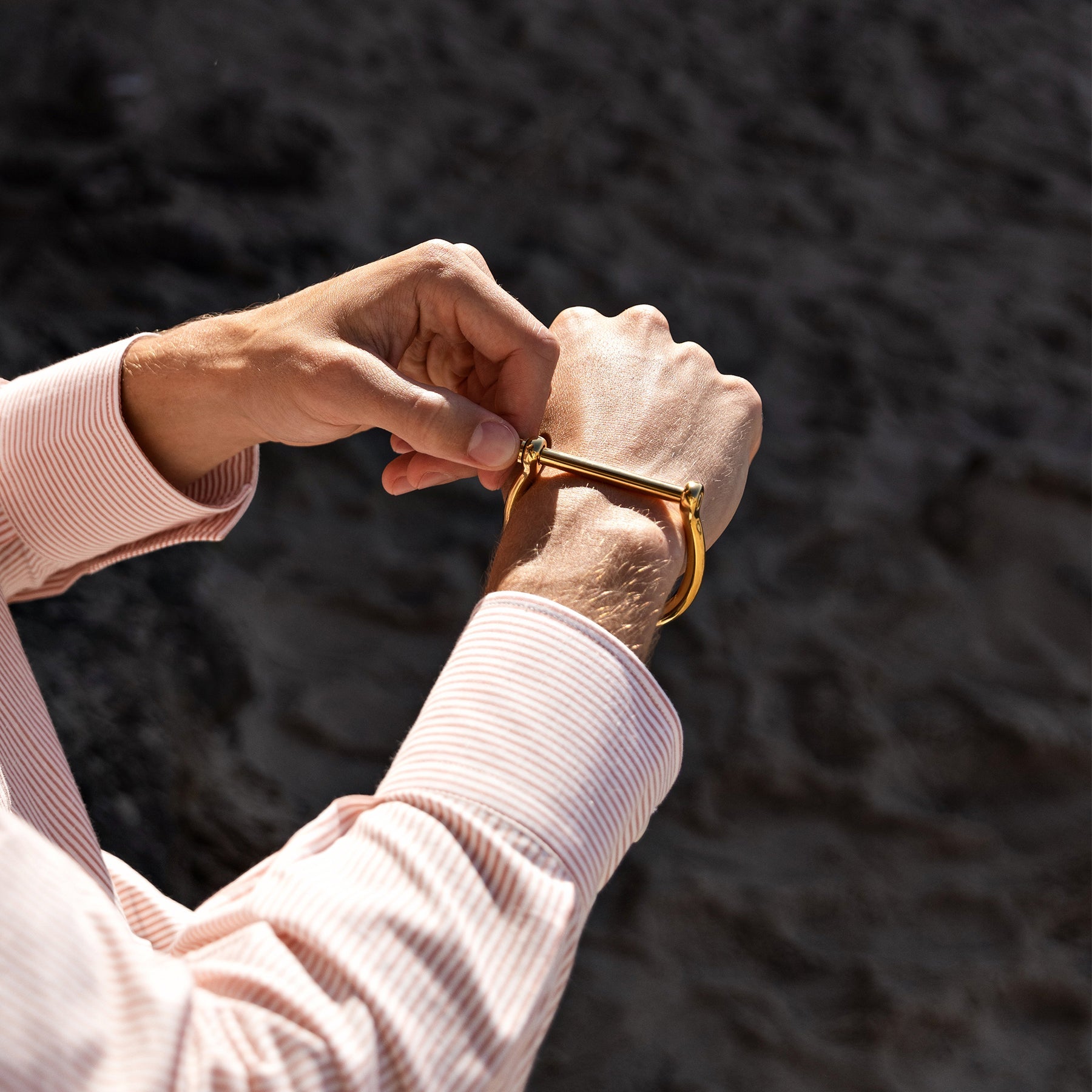 Shackle Clasp Steel Bangle — Gold - Bild 3
