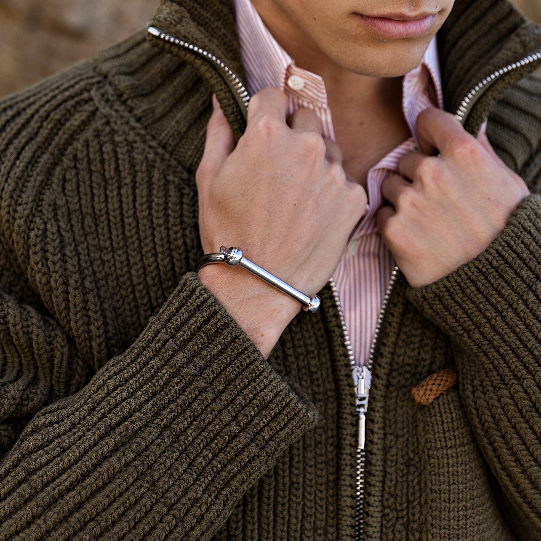 Shackle Clasp Steel Bangle — Silver - الصورة 3