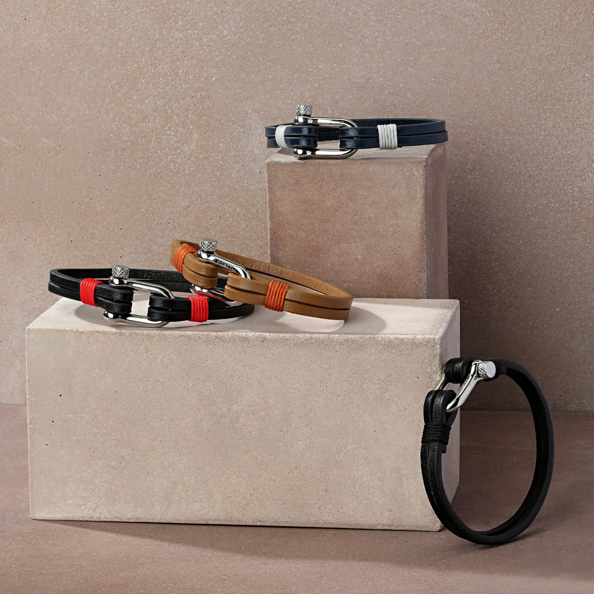 Screw Shackle Leather Bracelet — Black - الصورة 3