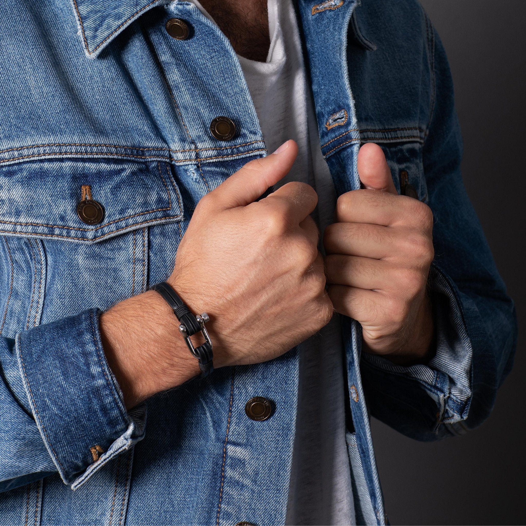 Screw Shackle Leather Bracelet — Black - الصورة 4